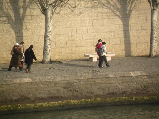  promeneurs sur les berges de la Seine